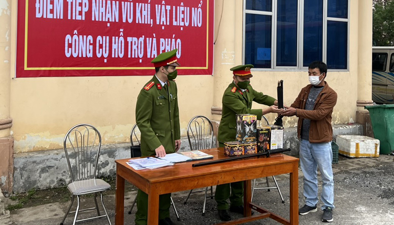 Ngay sau buổi tuyên truyền, một số lái xe và phụ xe đã giao nộp pháo hoa nổ, dao kiếm và súng cồn tự chế.