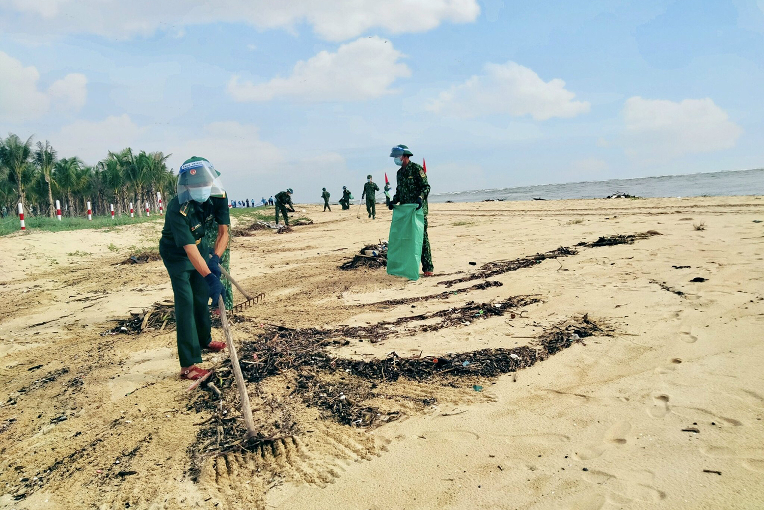 Các hoạt động bảo vệ môi trường biển tiếp tục được chú trọng.