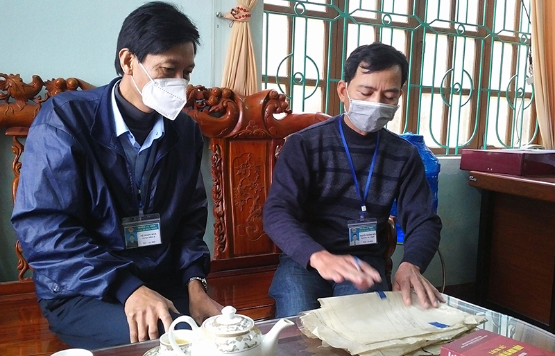 Ông Võ Xuân Hòa, Chủ tịch UBND xã Hoa Thủy (bên trái) và ông Nguyễn Trường Hiến, công chức Địa chính-Nông nghiệp-Xây dựng và Môi trường xã Hoa Thủy làm việc với phóng viên Báo Quảng Bình.