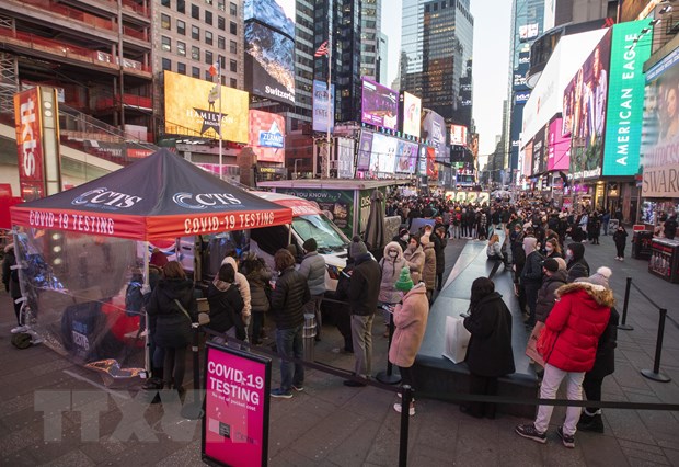  Người dân xếp hàng chờ xét nghiệm COVID-19 tại New York, Mỹ, ngày 20-12-2021. (Ảnh: THX/TTXVN)