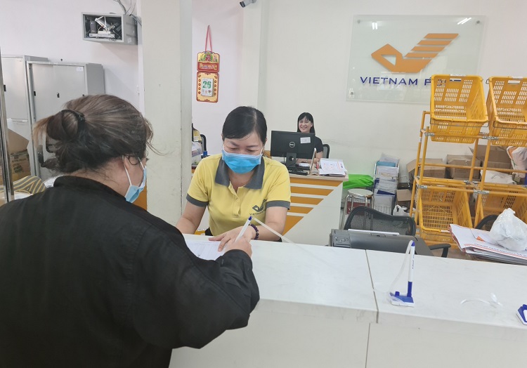  Việc chi trả lương hưu cho người dân được bưu điện thực hiện đảm bảo an toàn. Ảnh: HT