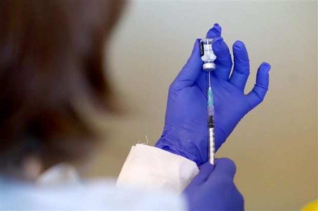Nguy cơ mắc chứng viêm cơ tim sau tiêm vaccine phòng COVID-19 ít hơn các nguy cơ mắc COVID-19 thể nặng nếu không tiêm phòng. (Ảnh: THX/TTXVN)