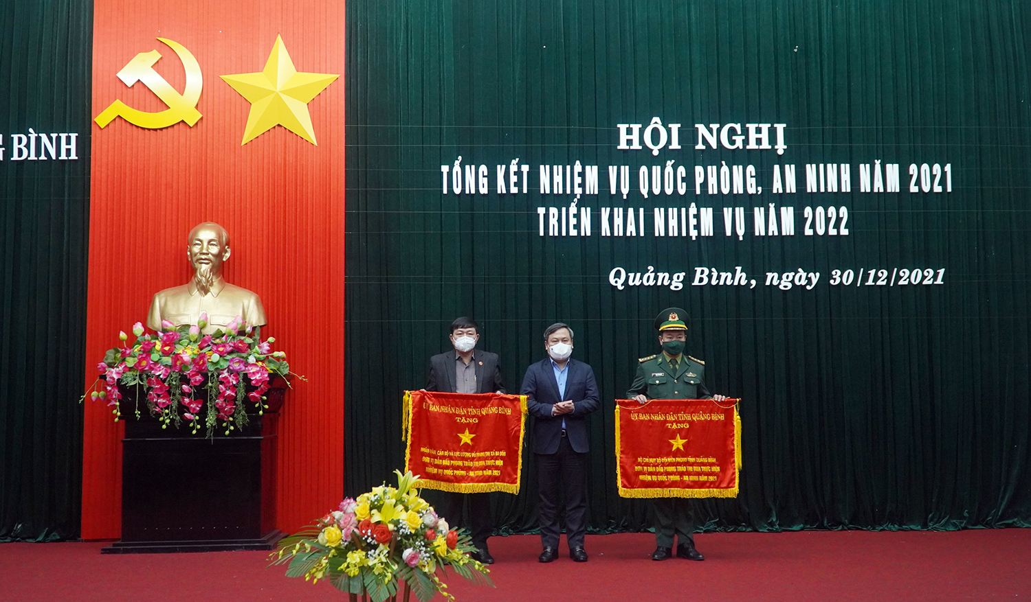 Đồng chí Bí thư Tỉnh ủy Vũ Đại Thắng trao Cờ thi đua của UBND tỉnh cho các tập thể.
