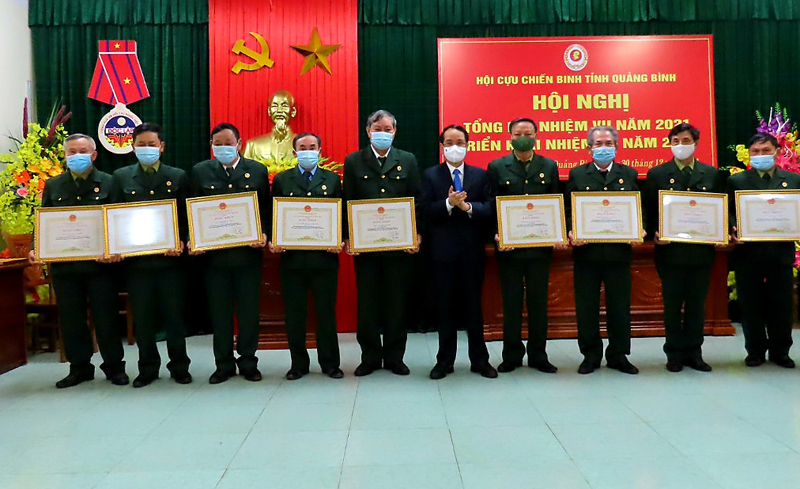 Đồng chí Phan Mạnh Hùng, Tỉnh ủy viên, Phó Chủ tịch UBND tỉnh trao Bằng khen của Chủ tịch UBND tỉnh cho các tập thể, cá nhân có thành tích xuất sắc.