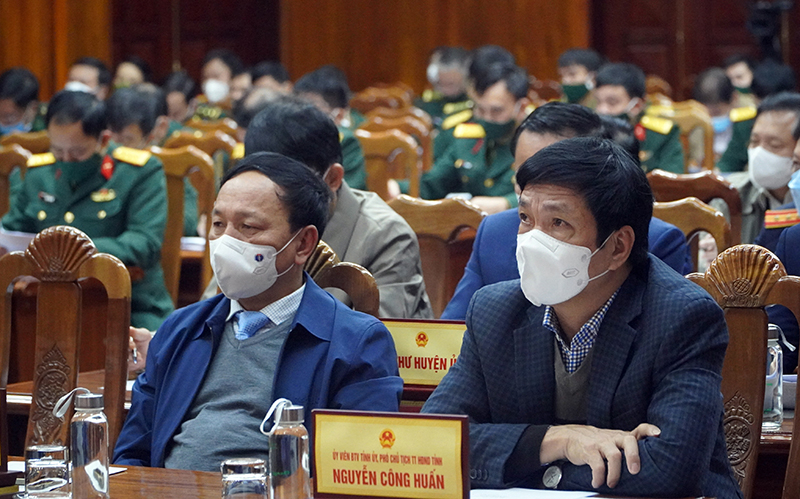 Đồng chí Phó Bí thư Thường trực Tỉnh ủy Trần Hải Châu và đồng chí Phó Chủ tịch Thường trực HĐND tỉnh Nguyễn Công Huấn dự hội nghị