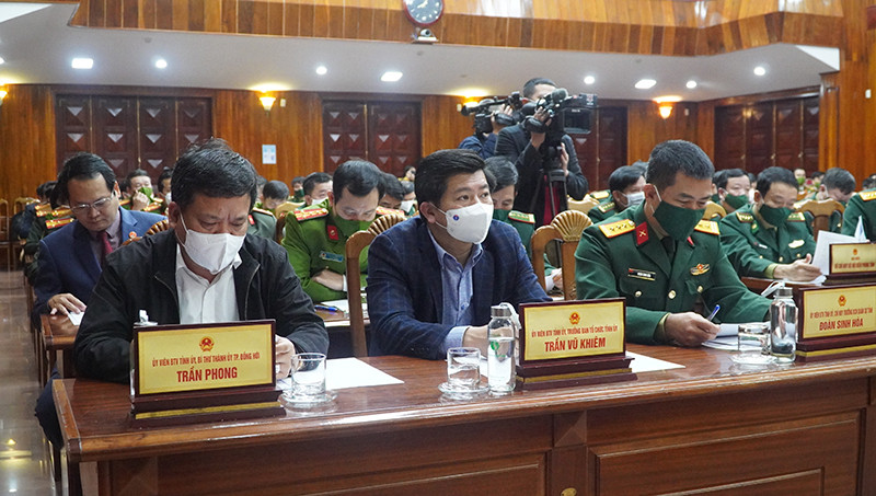 Các đồng chí trong Ban Thường vụ Tỉnh ủy dự hội nghị