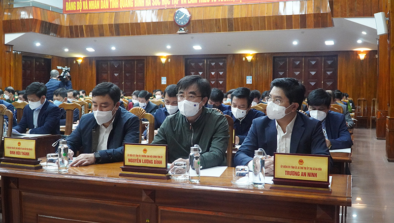 Các đồng chí trong Ban Thường vụ Tỉnh ủy dự hội nghị