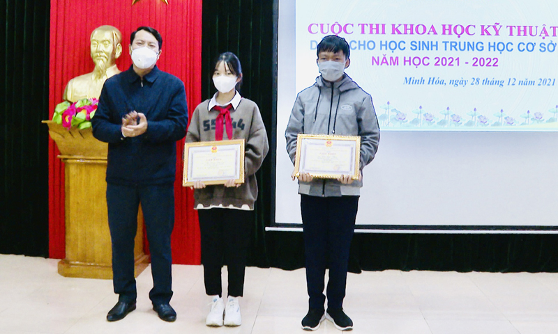 Đại diện lãnh đạo Phòng Giáo dục và Đào tạo huyện Minh Hóa trao giải nhất cho học sinh Trường THCS Tân Hóa