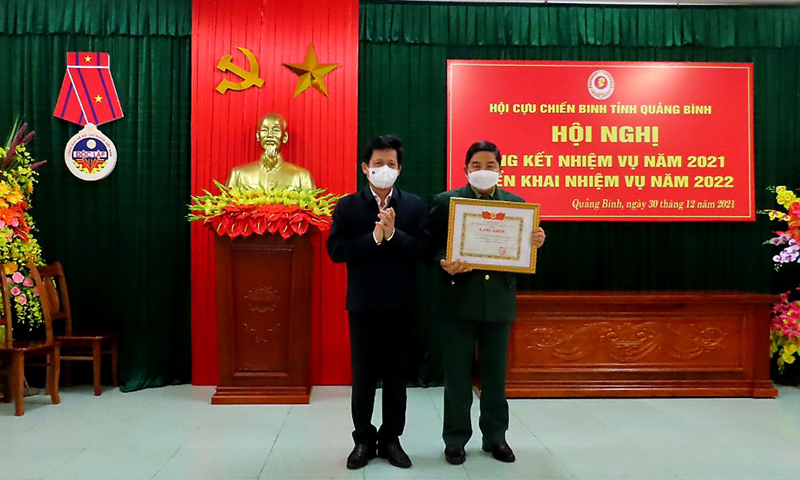 Đồng chí Trưởng Ban dân vận Tỉnh ủy Lê Văn Bảo tặng Bằng khen của Trung ương Hội CCB Việt Nam cho Hội CCB tỉnh.
