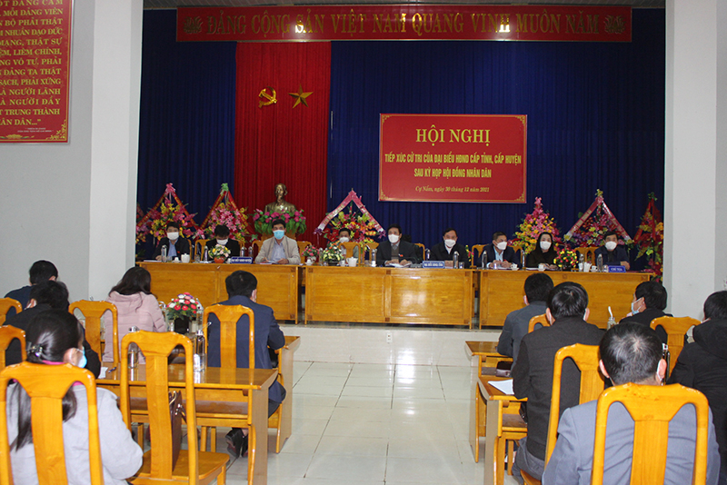  Các đại biểu HĐND tỉnh tiếp xúc với cử tri huyện Bố Trạch.