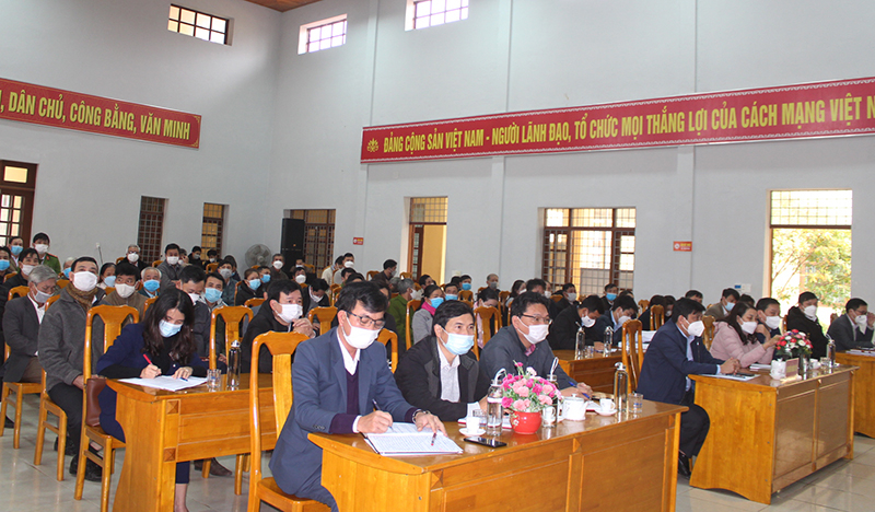 Các đại biểu và cử tri tham dự tại buổi tiếp xúc cử tri huyện Bố Trạch.