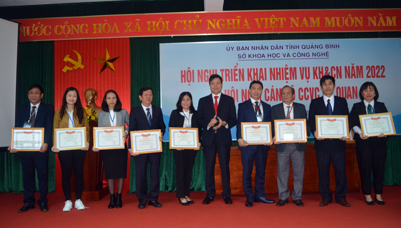 Giám đốc Sở KH-CN Nguyễn Chí Thắng trao giấy khen tặng các cá nhân đạt thành tích xuất sắc trong công tác năm 2021.