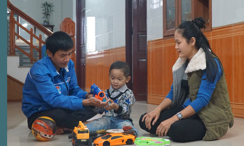Gia đình anh Nguyễn Hải Phòng, chị Trương Thị Huyền Trang là 1 trong 10 gia đình trẻ tiêu biểu năm 2021.