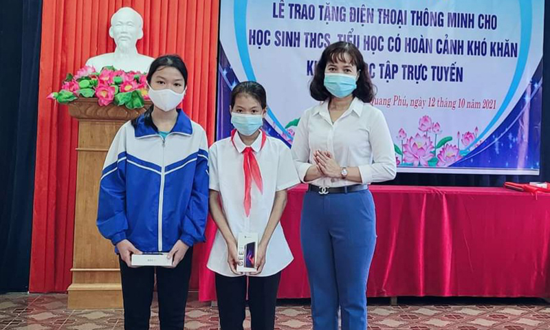 Rất nhiều phụ nữ, trẻ em được hỗ trợ thông qua chương trình “Triệu phần quà san sẻ yêu thương”.