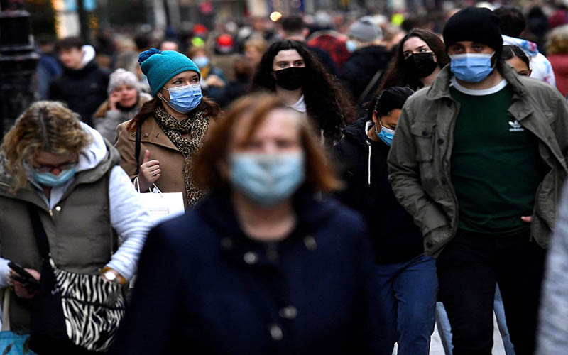 Người dân Ireland đeo khẩu trang khi đi mua sắm trong dịp Giáng sinh vừa qua. (Ảnh: Reuters)