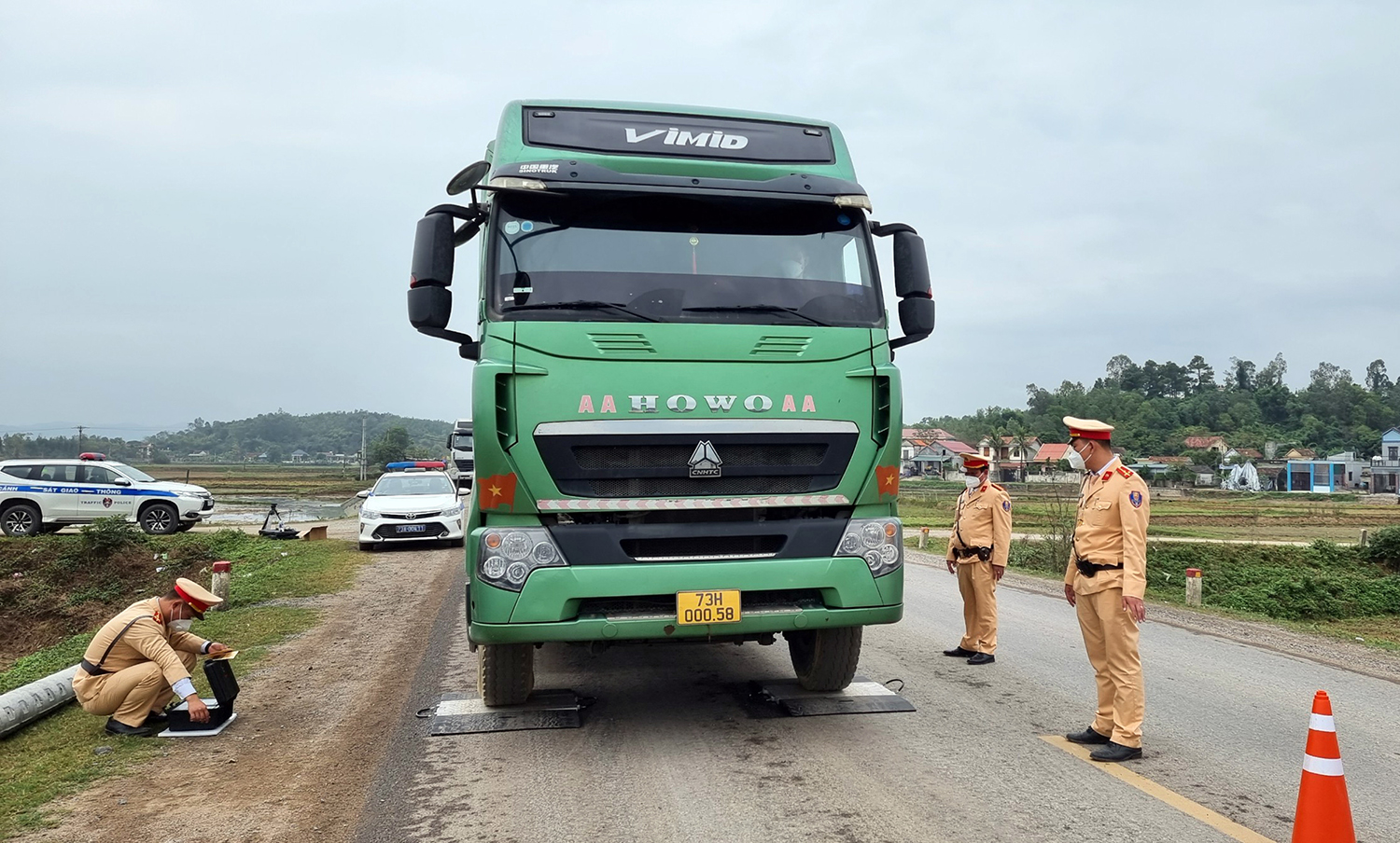 Lực lượng CSGT, Công an tỉnh xử lý phương tiện vi phạm quy định về tải trọng.