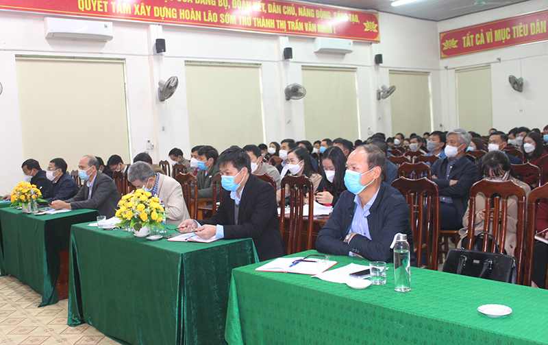  Các đại biểu và cử tri tham dự tại buổi tiếp xúc cử tri huyện Bố Trạch.
