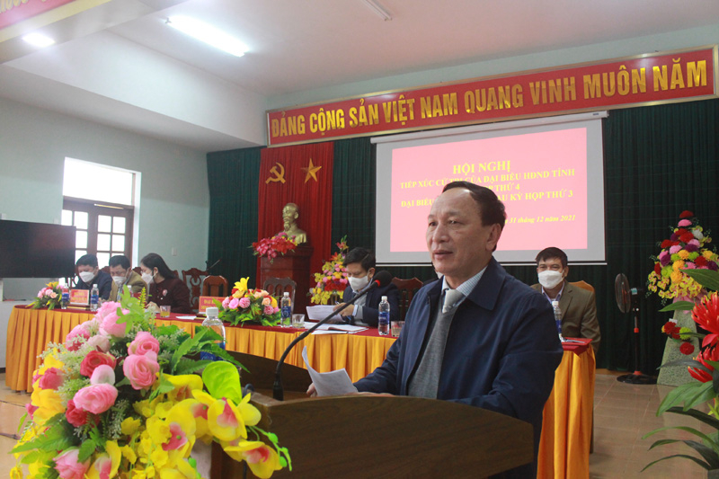 Đồng chí Trần Hải Châu, Phó Bí thư Thường trực Tỉnh ủy, Chủ tịch HĐND tỉnh tiếp thu và trả lời ý kiến cử tri huyện Lệ Thủy