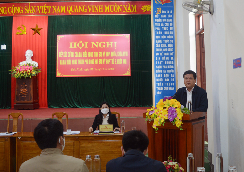 Đồng chí Trần Phong, Ủy viên Ban Thường vụ Tỉnh ủy, Bí thư Thành ủy Đồng Hới tiếp thu ý kiến, kiến nghị của cử tri trên địa bàn.