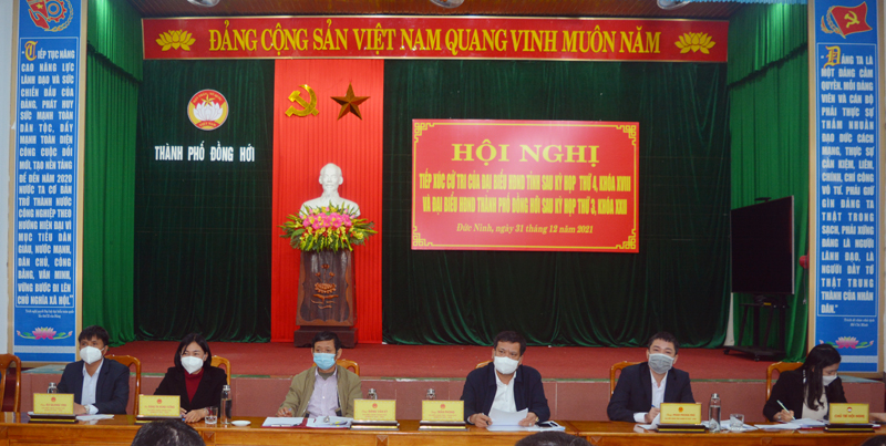 Các đại biểu HĐND tỉnh và HĐND TP. Đồng Hới TXCT TP. Đồng Hới.
