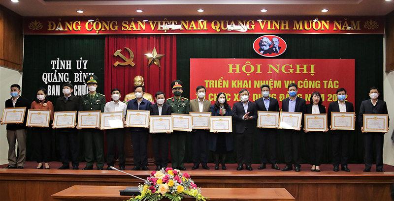 Đồng chí Bí thư Tỉnh ủy Vũ Đại Thắng trao bằng khen của Ban Thường vụ Tỉnh ủy cho các tập thể và cá nhân.