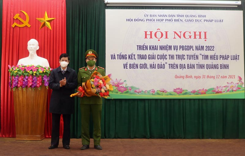 Đồng chí Hồ An Phong, Tỉnh ủy viên, Phó Chủ tịch UBND tỉnh, Chủ tịch Hội đồng phối hợp PBGDPL tỉnh trao giải nhất cho thí sinh tham gia tại cuộc thi trực tuyến  