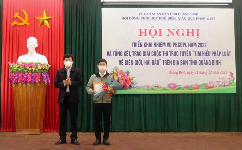 Đồng chí Trần Chí Tiến, Tỉnh ủy viên, Giám đốc Sở Tư pháp trao giải  nhì cho thí sinh tham gia tại cuộc thi trực tuyến  