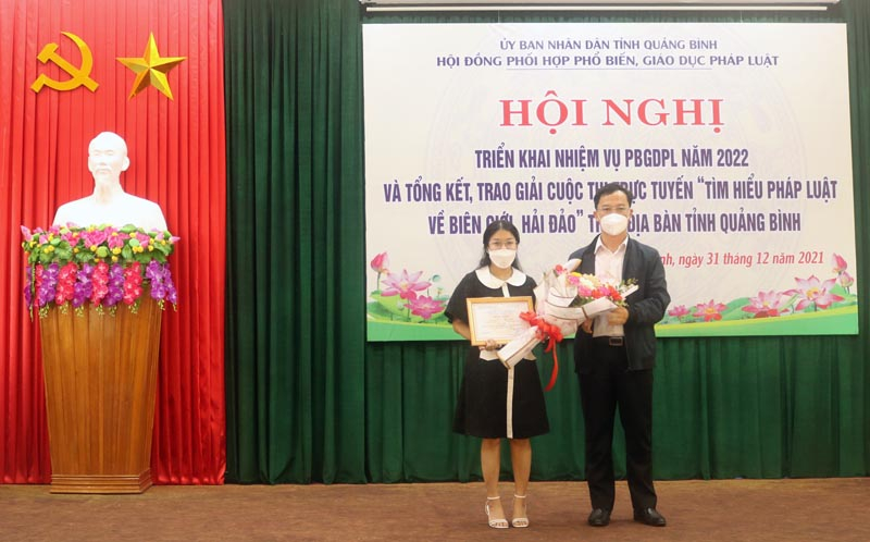 Đại diện lãnh đạo Sở Tư pháp trao giải 3 cho thí sinh tham gia tại cuộc thi trực tuyến  