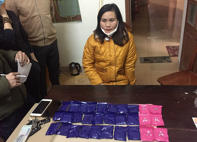 Đối tượng Tống Thị Nhật Xuân cùng tang vật.
