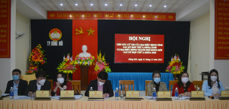 Các đại biểu HĐND tỉnh và HĐND TP. Đồng Hới TXCT TP. Đồng Hới tại UBND phường Đồng Hải.