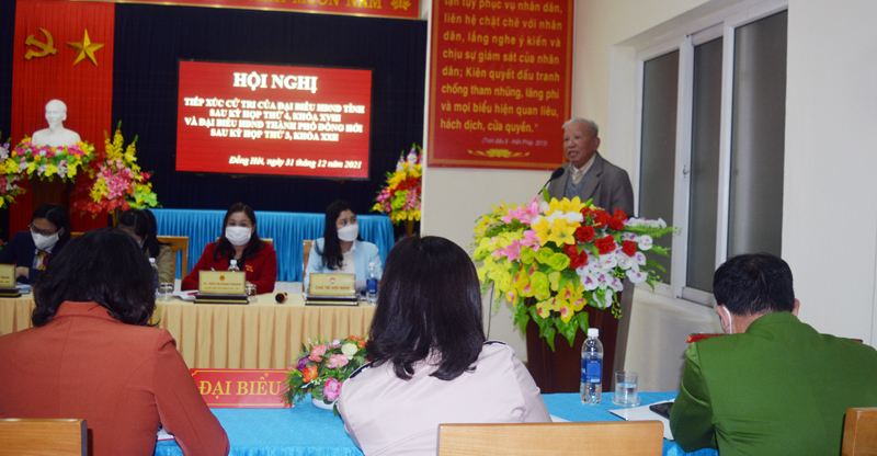 Cử tri TP. Đồng Hới phát biểu ý kiến kiến nghị tại buổi tiếp xúc. 