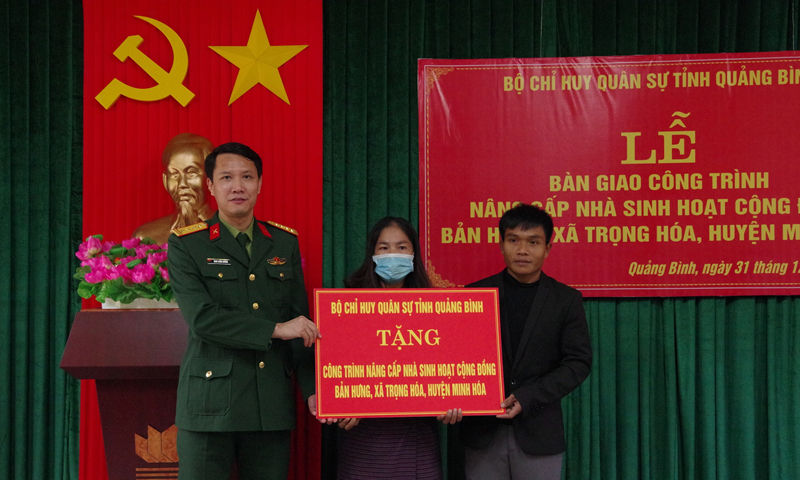 Đại tá Đinh Xuân Hướng- Chính ủy Bộ chỉ huy quân sự tỉnh bàn giao công trình nâng cấp nhà sinh hoạt cộng đồng cho bản Hưng, xã Trọng Hóa