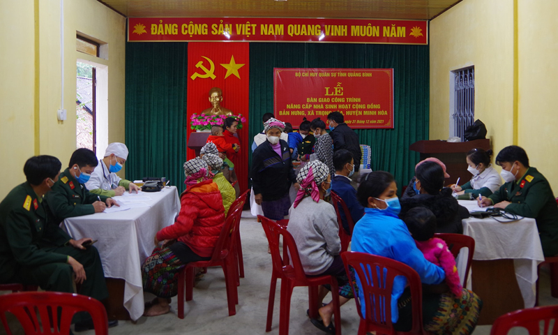 Khám, cấp thuốc miễn phí cho bà con thôn, bản.