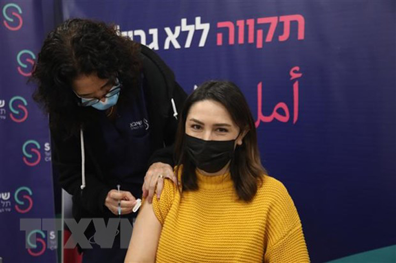 Nhân viên y tế tiêm vaccine phòng COVID-19 cho người dân tại Ramat Gan, Israel. (Ảnh: THX/TTXVN)