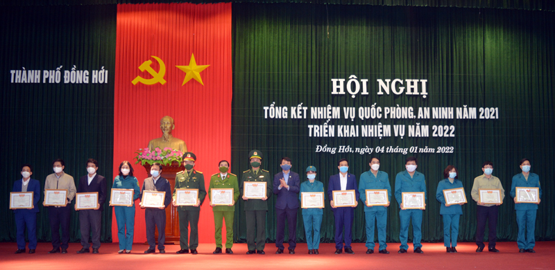 Đồng chí Chủ tịch UBND TP. Đồng Hới Hoàng Ngọc Đan trao giấy khen cho các tập thể.