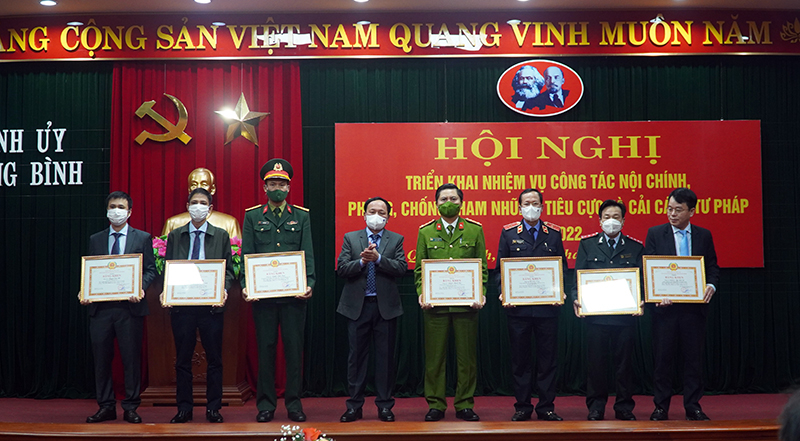Đồng chí Phó Bí thư Thường trực Tỉnh ủy Trần Hải Châu trao Bằng khen của Ban Thường vụ Tỉnh ủy cho các cá nhân