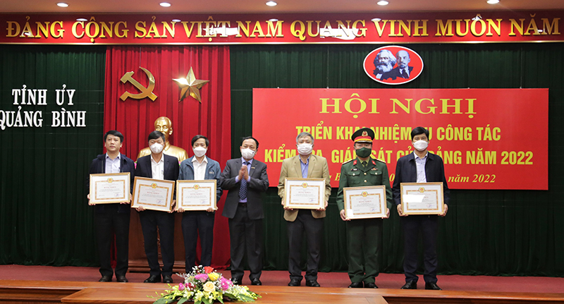 Đồng chí Phó Bí thư Thường trực Tỉnh ủy Trần Hải Châu trao bằng khen của Ban Thường vụ Tỉnh ủy cho các tập thể.