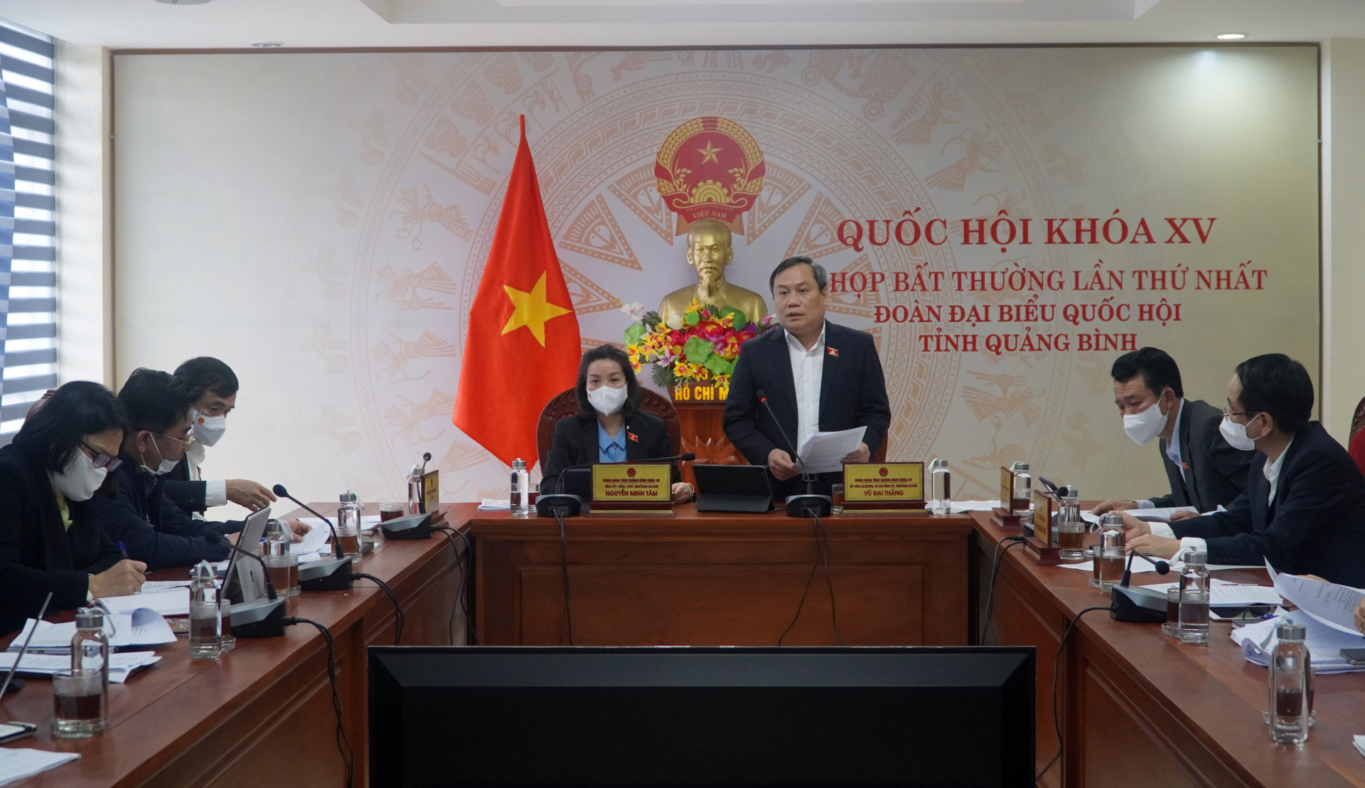 Đồng chí Bí thư Tỉnh ủy, Trưởng đoàn ĐBQH tỉnh Vũ Đại Thắng điều hành phiên thảo luận tại tổ.