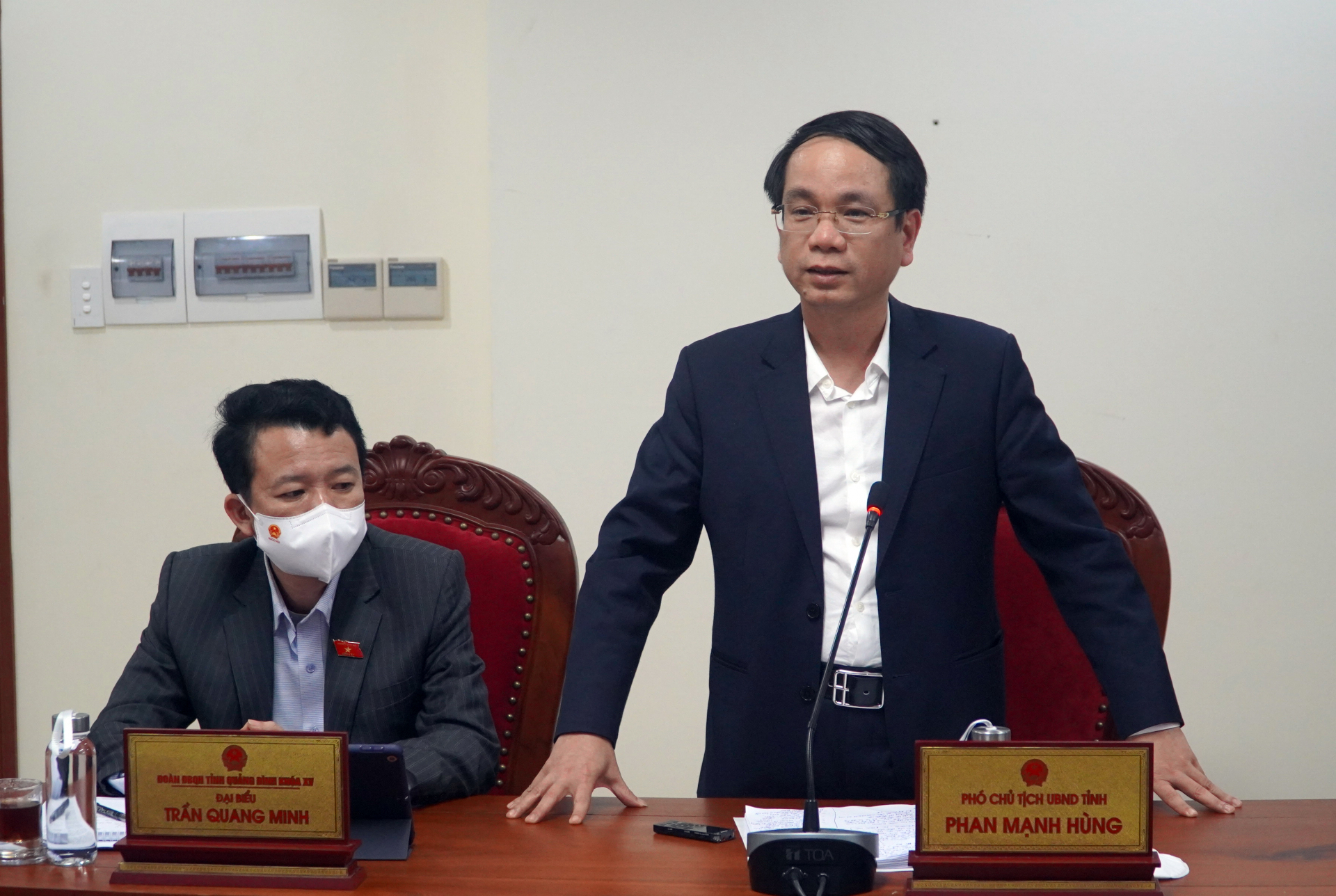 Đồng chí Phó Chủ tịch UBND tỉnh Phan Mạnh Hùng phát biểu tại phiên thảo luận