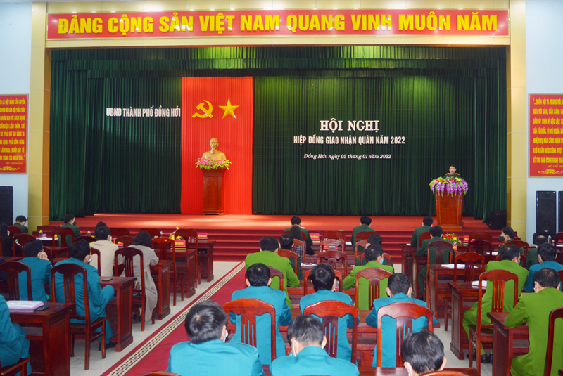  Toàn cảnh hội nghị hiệp đồng giao, nhận quân TP. Đồng Hới năm 2022. 