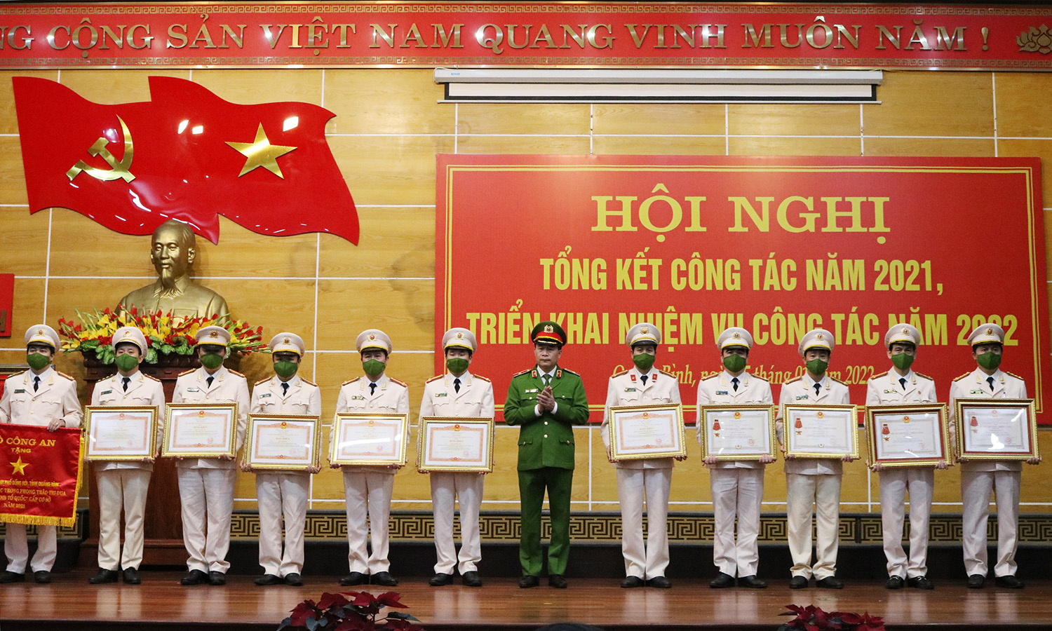 Thừa ủy quyền của Chủ tịch nước, Thủ tướng Chính phủ, thiếu tướng Lê Quốc Hùng, Thứ trưởng Bộ Công an trao các phần thưởng cao quý cho tập thể, cá nhân có nhiều chiến công xuất sắc
