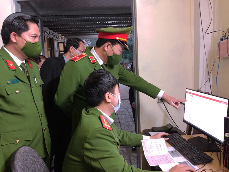 Thứ trưởng Lê Quốc Hùng kiểm tra công tác quan lý dữ liệu quốc gia về dân cư của công an xã Kim Thủy, huyện Lệ Thủy