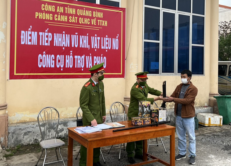 Phòng Cảnh sát quản lý hành chính về trật tự xã hội, Công an tỉnh tuyên truyền, thu nhận vũ khí, vật liệu nổ, công cụ hỗ trợ và pháo tại bến xe Nam Lý.