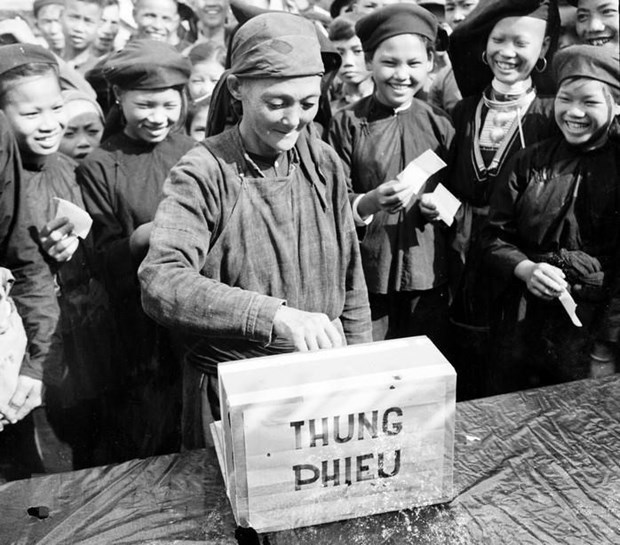 Bà Ma Thị Bưởi (người dân tộc Thổ), thôn B, xã Đoàn Kết (Thái Nguyên) sung sướng cầm lá phiếu của chính mình lựa chọn người bầu cử để thành lập khu tự trị Việt-Bắc (1956). (Ảnh: TTXVN)