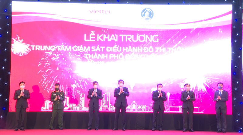 Các đồng chí lãnh đạo tỉnh, thành phố Đồng Hới và các sở, ngành vừa nhấn nút khai trương Trung tâm giám sát, điều hành ĐTTM TP. Đồng Hới.