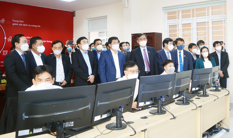 Các đồng chí lãnh đạo tỉnh, thành phố Đồng Hới và các sở, ngành tham quan Trung tâm giám sát, điều hành ĐTTM TP. Đồng Hới.