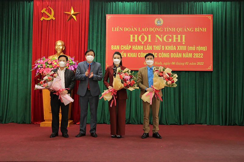 Lãnh đạo LĐLĐ tỉnh tặng hoa chúc mừng các đồng chí trúng cử vào Ban Chấp hành LĐLĐ tỉnh khóa XVIII, nhiệm kỳ 2018-2023.