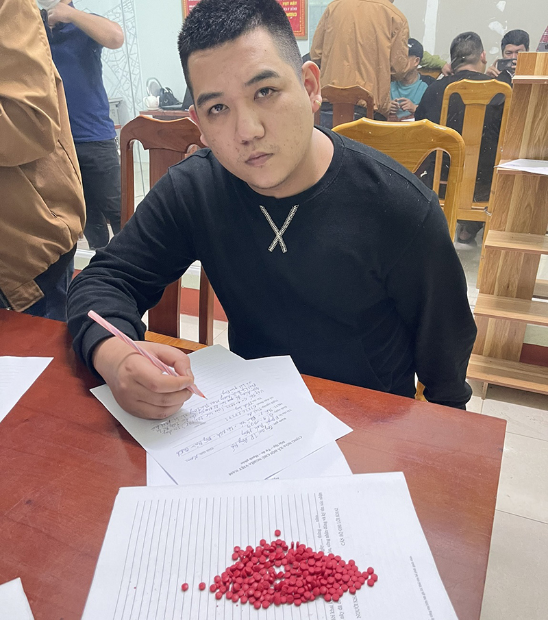 Đối tượng Nguyễn Thanh Hoàng cùng tang vật.