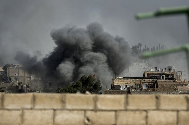Khói bốc lên tại hiện trường một vụ tấn công tên lửa ở Syria. (Ảnh: AFP/TTXVN)