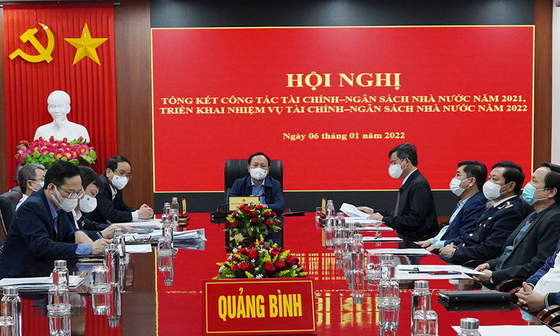 Đồng chí Phó Bí thư Thường trực Tỉnh ủy Trần Hải Châu và đồng chí Chủ tịch UBND tỉnh Trần Thắng dự hội nghị tại điểm cầu Quảng Bình